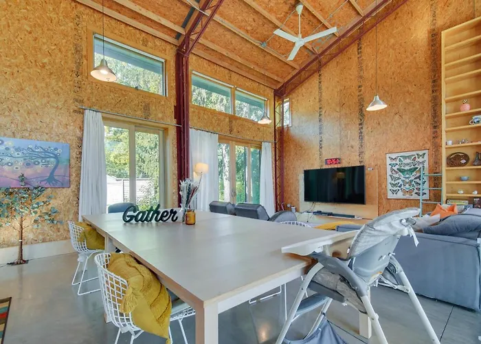 Riverfront Retreat W/ Outdoor Kitchen Holiday home