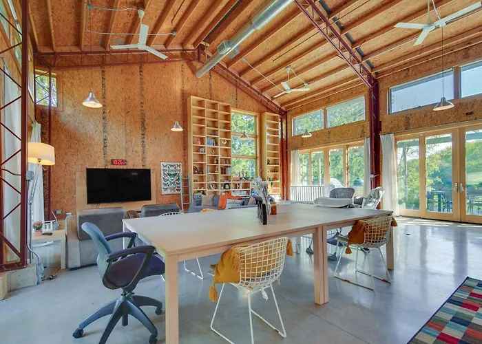 Riverfront Retreat W/ Outdoor Kitchen