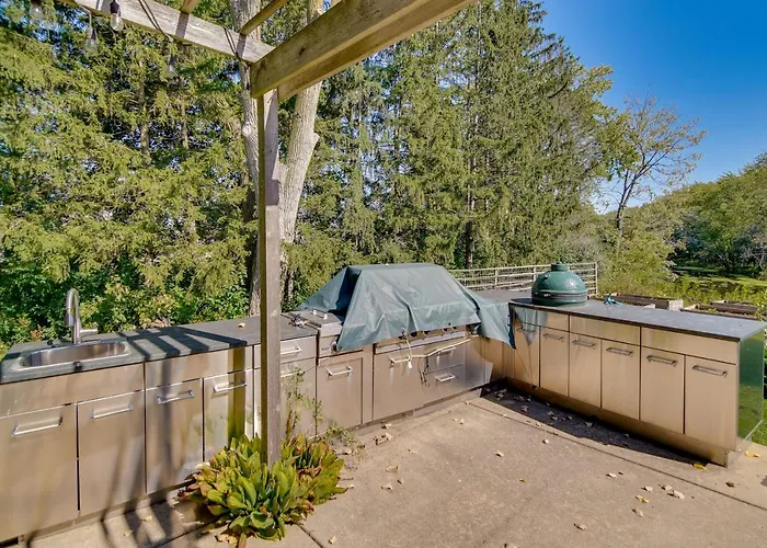 Riverfront Retreat W/ Outdoor Kitchen Libertyville