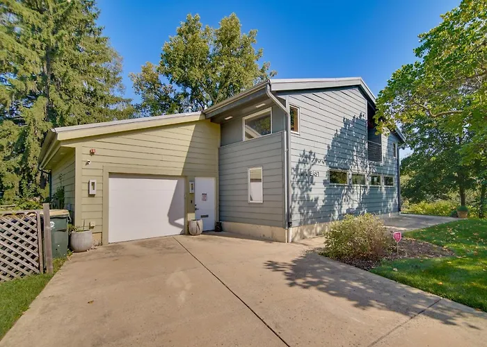 Riverfront Retreat W/ Outdoor Kitchen Holiday home *