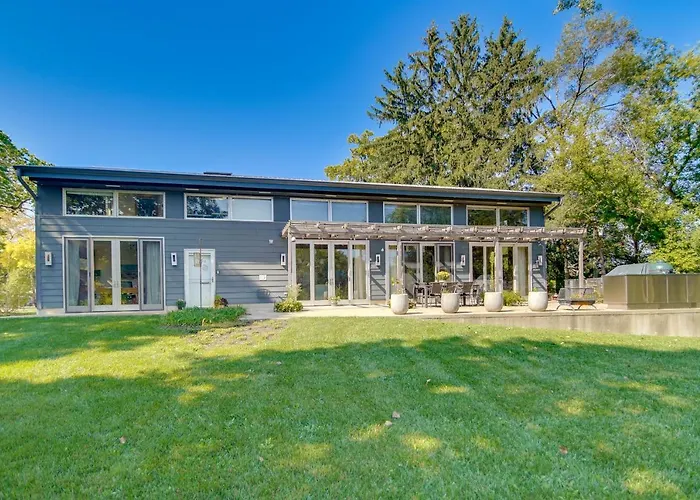 Riverfront Retreat W/ Outdoor Kitchen Libertyville