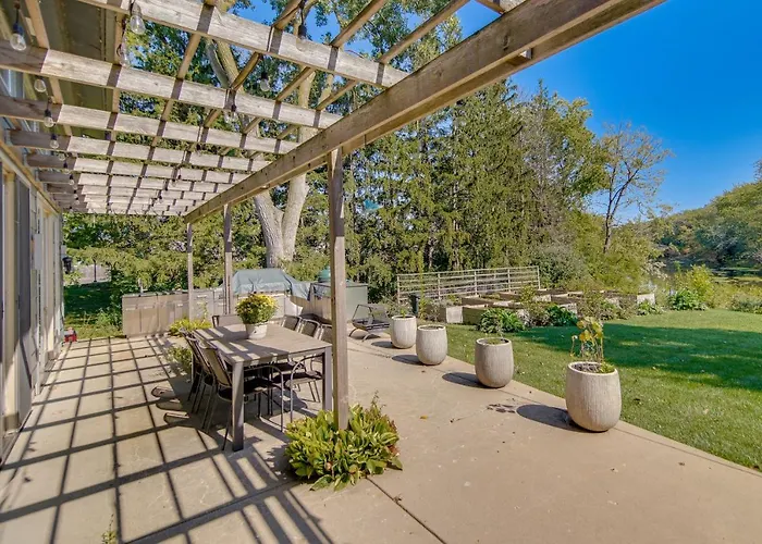 Riverfront Retreat W/ Outdoor Kitchen