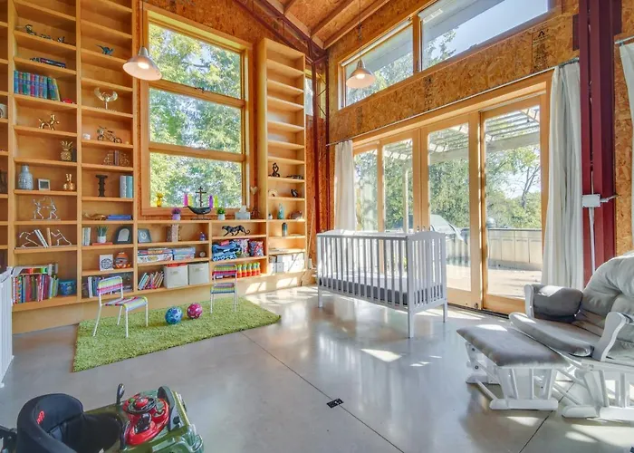 Riverfront Retreat W/ Outdoor Kitchen Holiday home