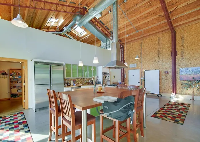 Riverfront Retreat W/ Outdoor Kitchen