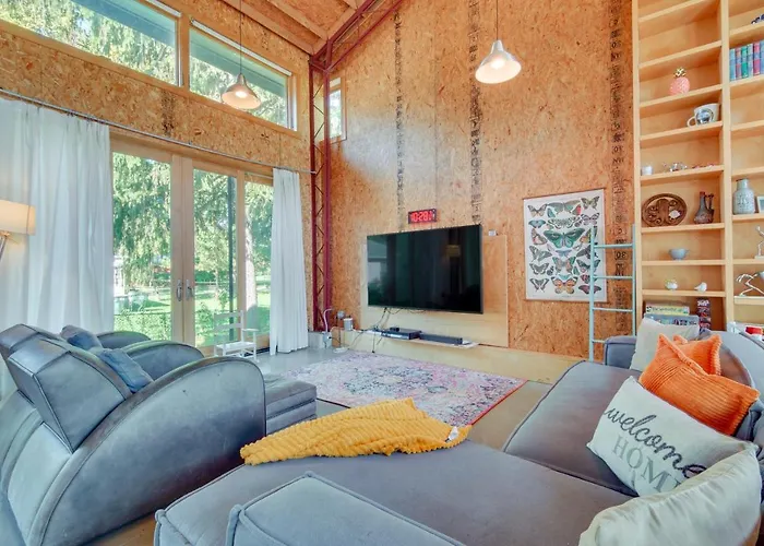 Riverfront Retreat W/ Outdoor Kitchen Holiday home