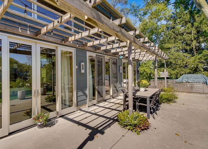 Riverfront Retreat W/ Outdoor Kitchen Holiday home Libertyville