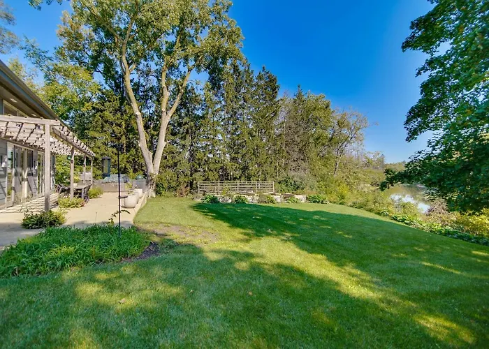 Riverfront Retreat W/ Outdoor Kitchen Holiday home